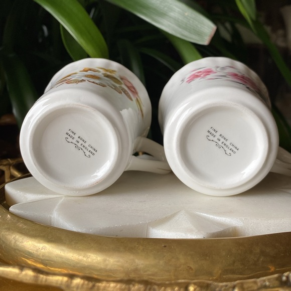 Vintage Pair of Fine Bone China Floral + Gold Trim Fluted Mugs - Made in England - Picture 8 of 10